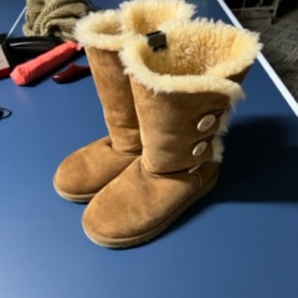 UGG®, the Girls' Bailey Button Triplet Boots (youth) - Picture 1 of 3